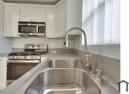 4286 S Hobart Blvd — Photo 7