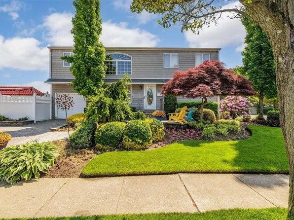 68 Vandewater Street, Farmingdale, NY 11735