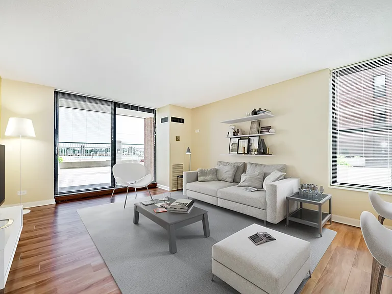 Evanston Place — Photo 2