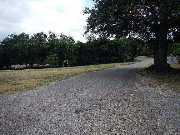 4th image of 587 Friendly Oaks Dr