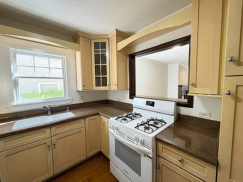 616 N Beachwood Dr — Photo 1