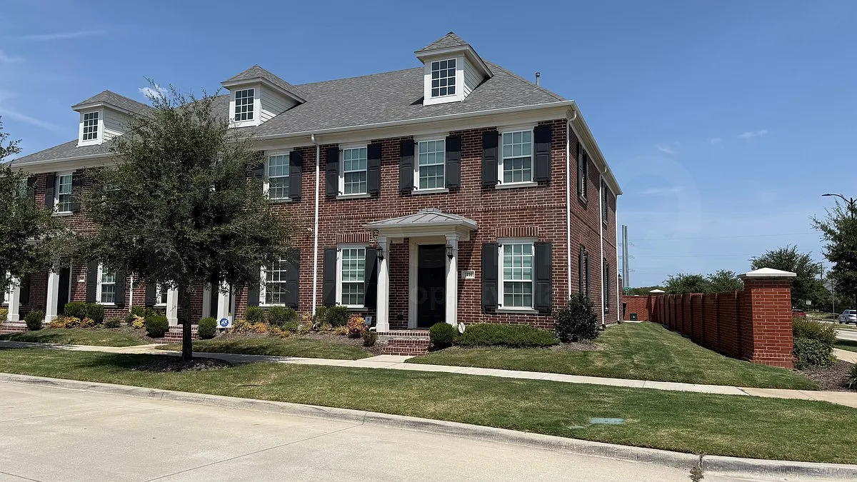 3 bed, 3.0 bath, 2256 sqft, $3,399 — Photo 2