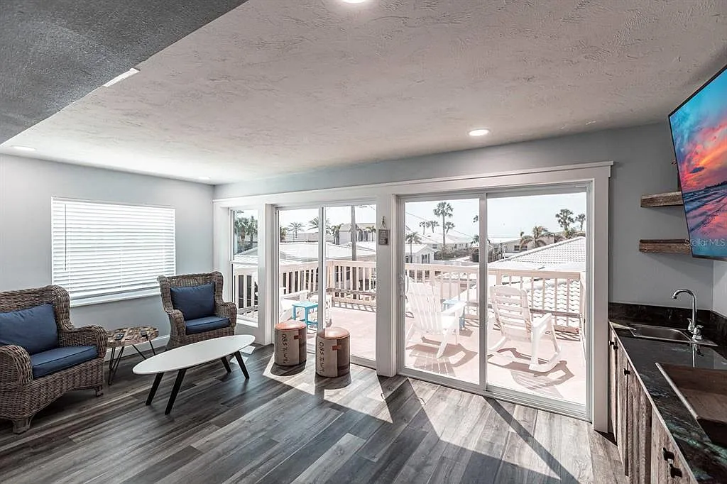 2 bed, 2.0 bath, 1552 sqft, $8,250 — Photo 2