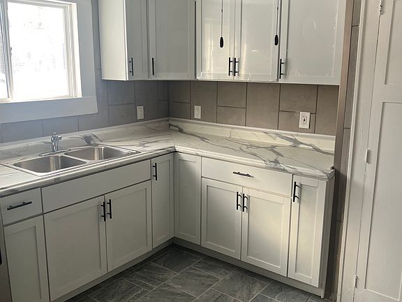 2nd image of 1015 N Chicago Ave