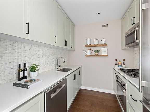 5th image of 555 W 59th St APT 21H