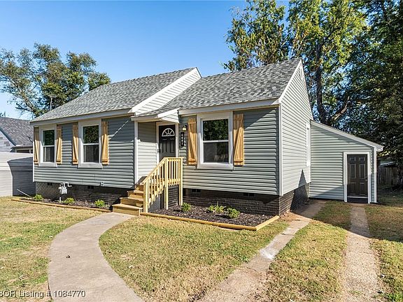 3rd image of 4001 Macarthur Dr