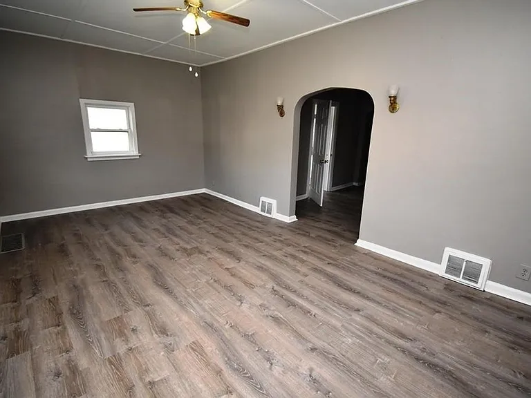 1355 E Walnut St — Photo 3