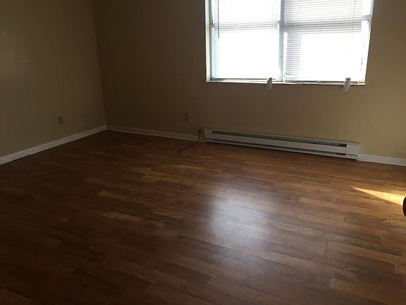 5th image of 498 Terry Ave #D