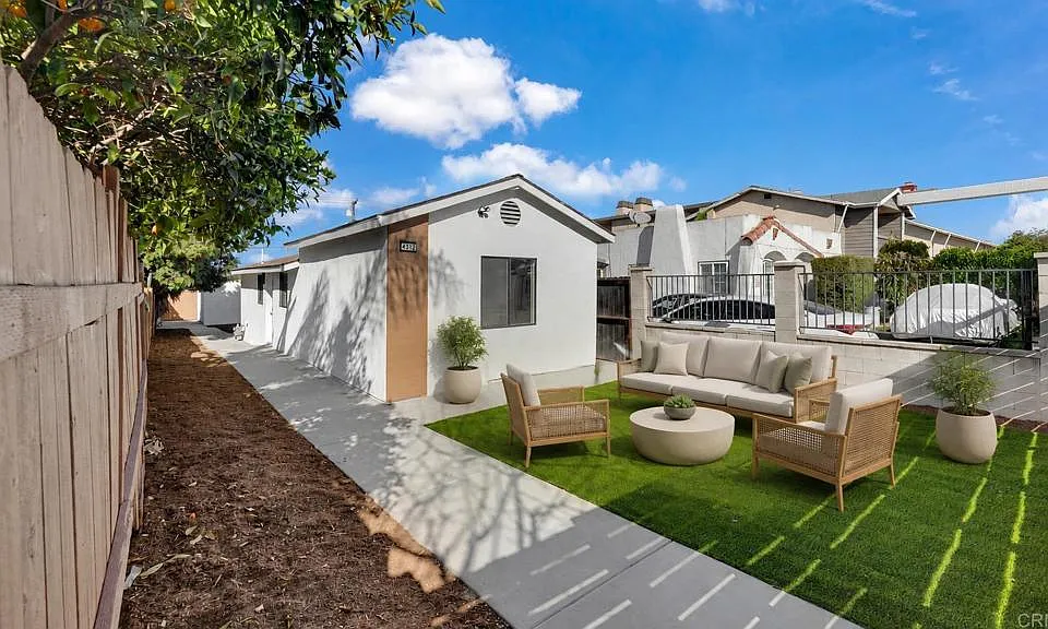 4312 Winona Ave