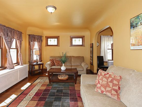 2nd image of 908 Woodlawn Ave