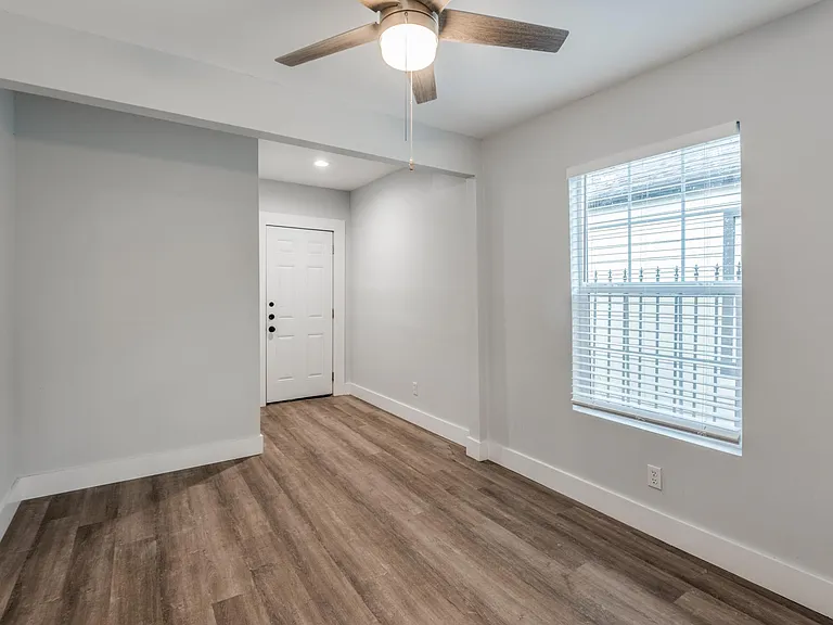 423 Avenue G — Photo 11