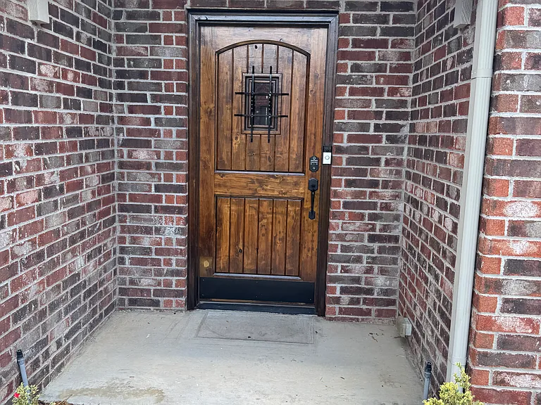 912 W Fargo St — Photo 2