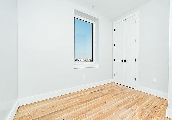 4th image of 916 Bergen St APT 6B
