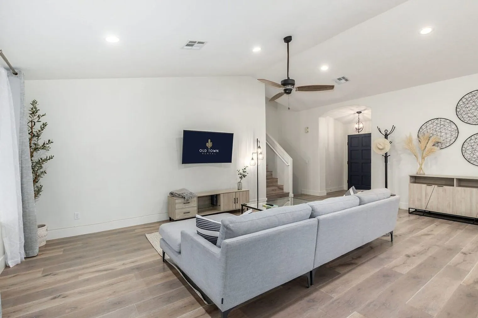 5 bed, 3.0 bath, 2604 sqft, $6,902 — Photo 4