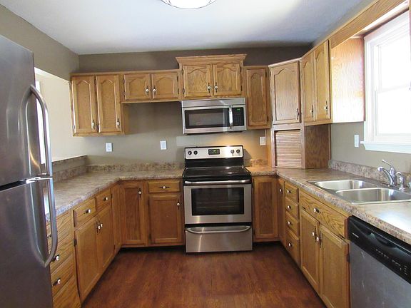 3rd image of 1403 Hawkins Dr