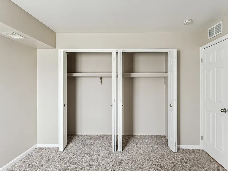 Pointe West Apartments — Photo 16