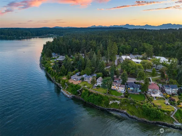 10788 NE Manitou Park Boulevard, Bainbridge Island, WA 98110