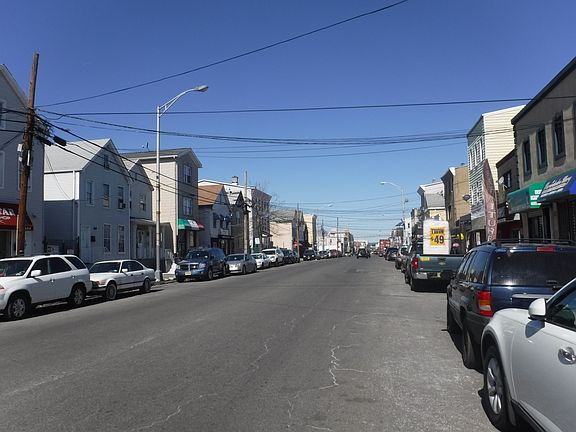 Exterior Neighborhood (street photo)