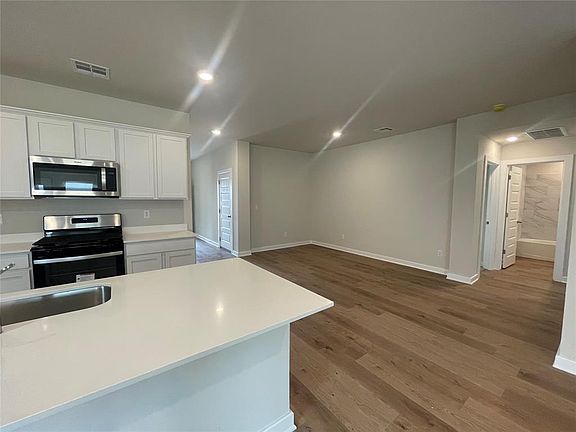 4th image of 2805 Otis Ln