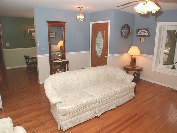 3rd image of 315 Wellington Dr