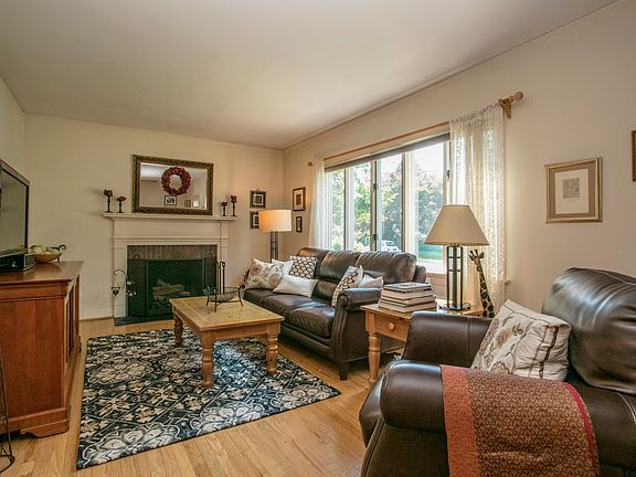4th image of 422 Hinman Pl