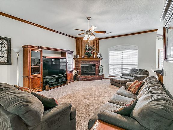 4th image of 1321 SW 126th Pl