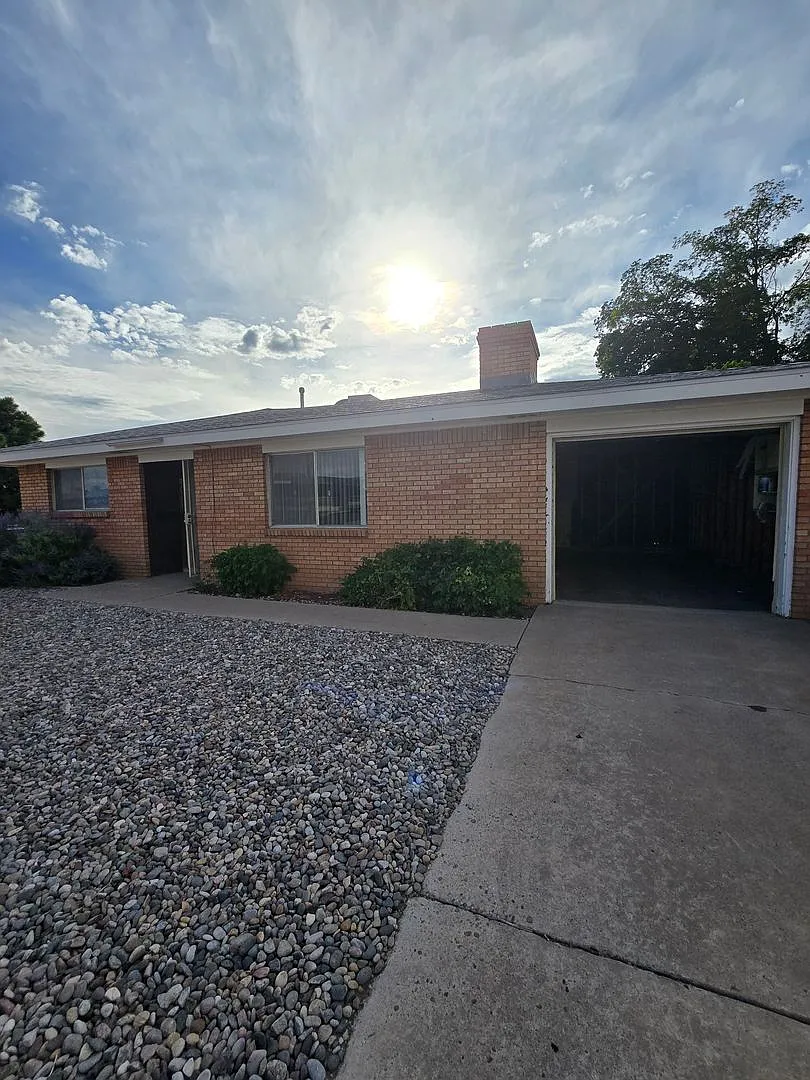 Coming Soon- 2 Bed, 1 Ba With Garage And Yard — Photo 2