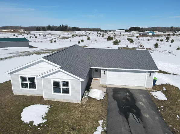 2310 Remington Dr, Kingsley, MI 49649
