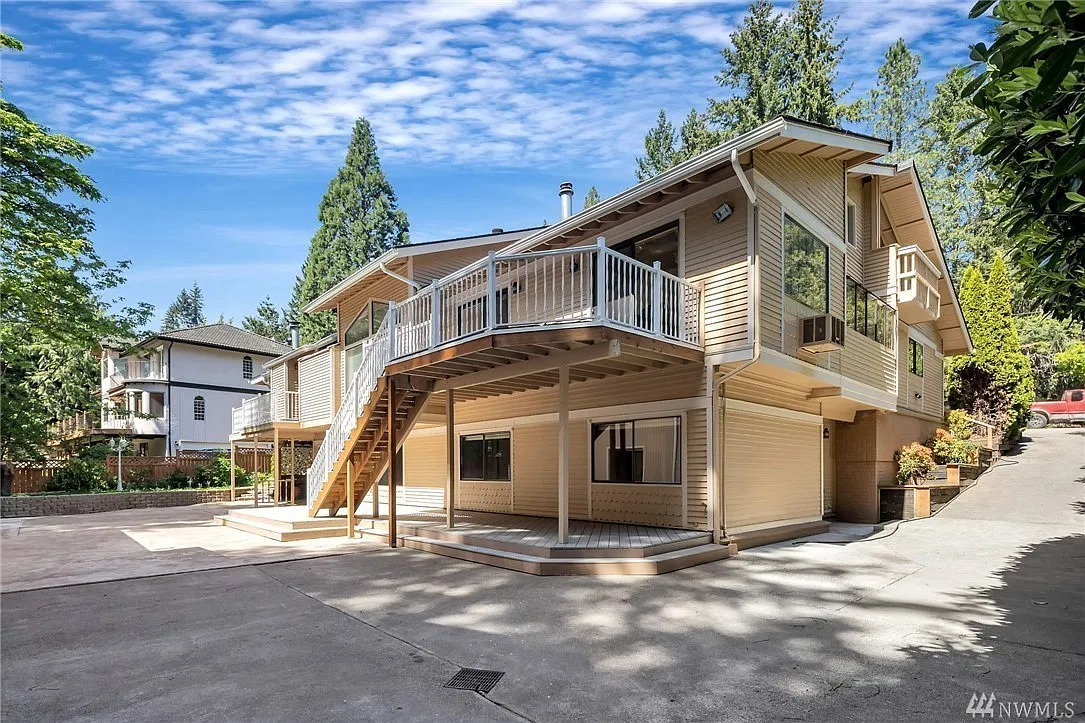 Luxury and spacious home in Bellevue — Photo 2