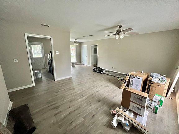 5th image of 103 Deen St