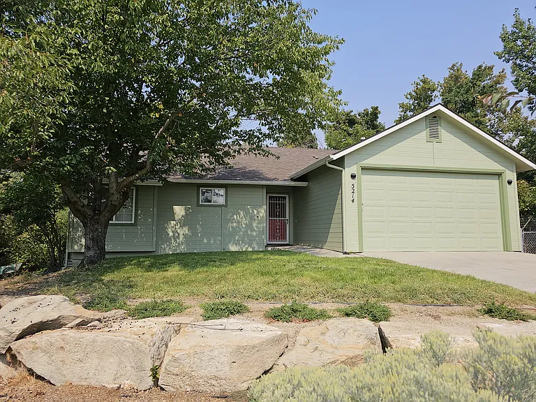 5214 W Castle Dr — Photo 2