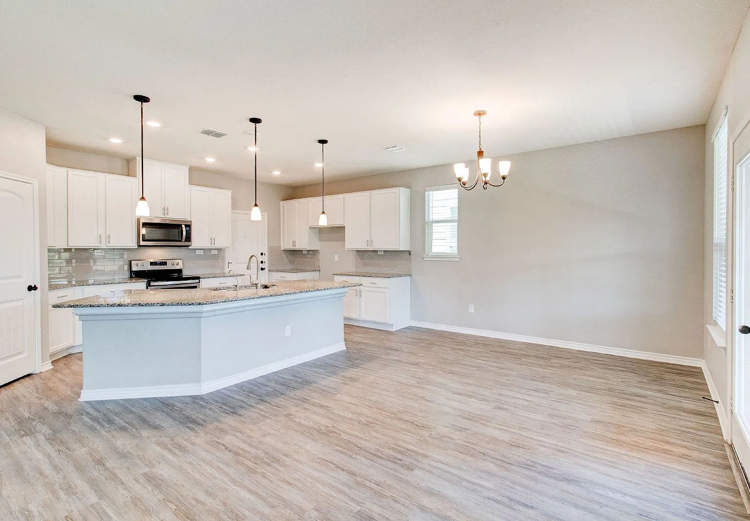 4 bed, 3.0 bath, 2410 sqft, $2,200 — Photo 3