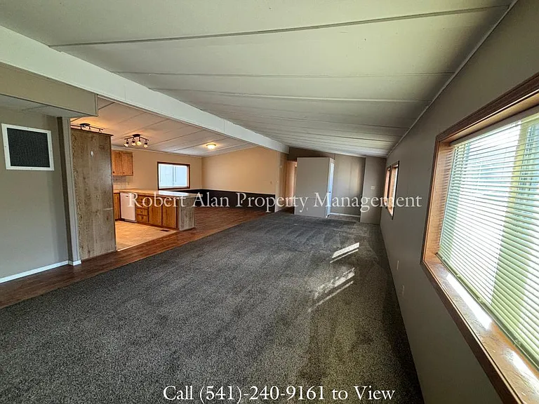 447 SW 5th St — Photo 3