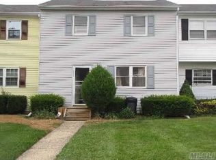 22 Hampton Ct, Coram, NY 11727