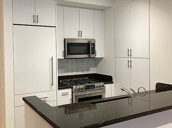 3rd image of 320 W 38th St APT 815