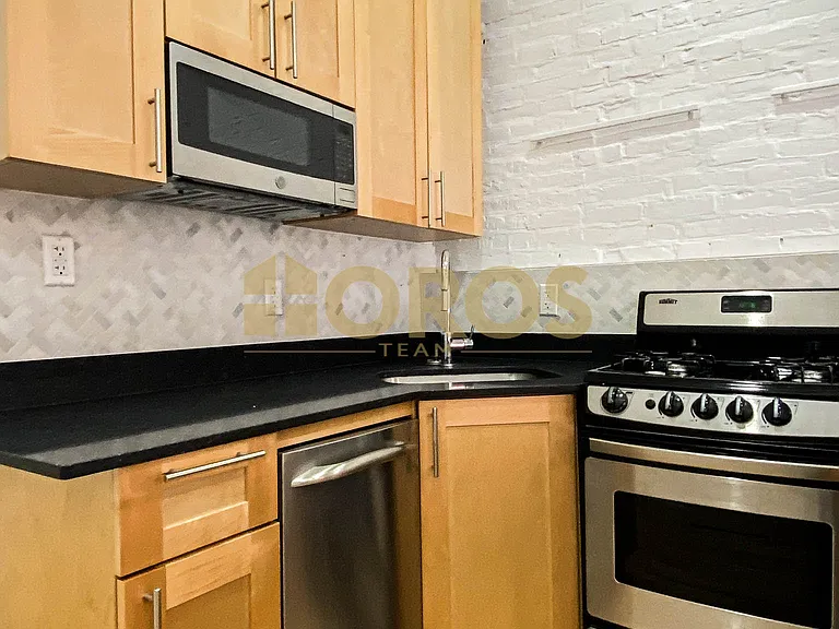 215 E 10th St #8 — Photo 3