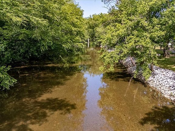 5th image of 194 Creekside Ln