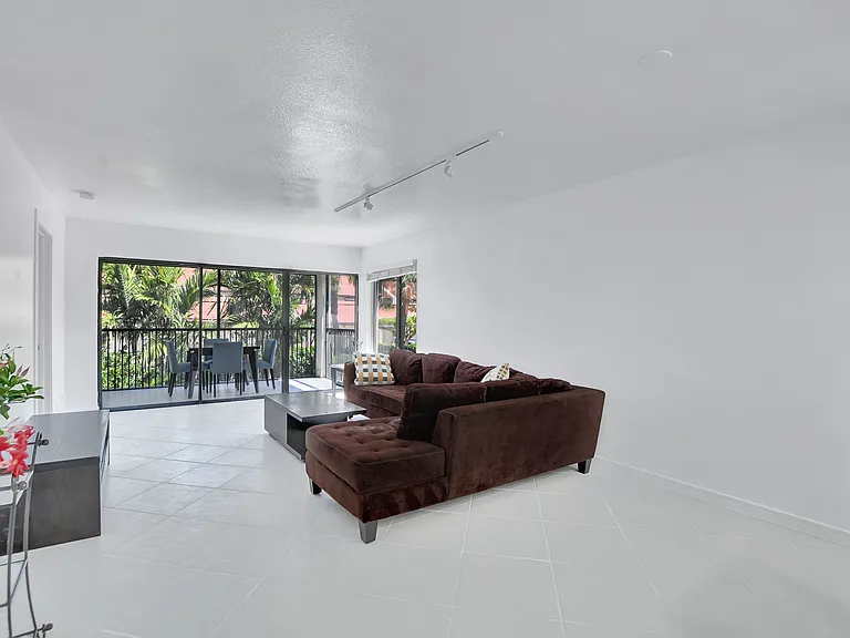 941 Sweetwater Ln — Photo 4