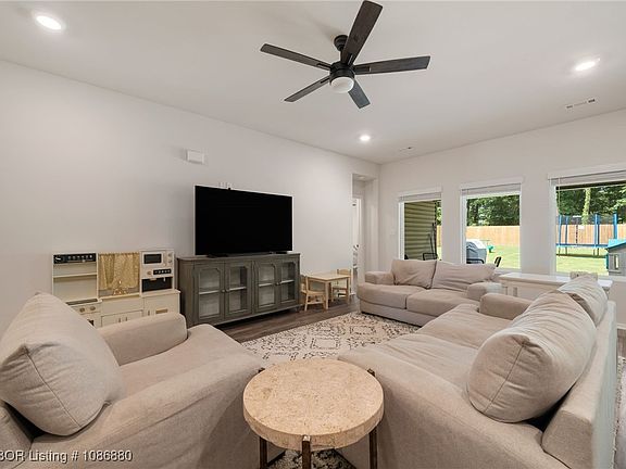 5th image of 10618 Cedar Ln