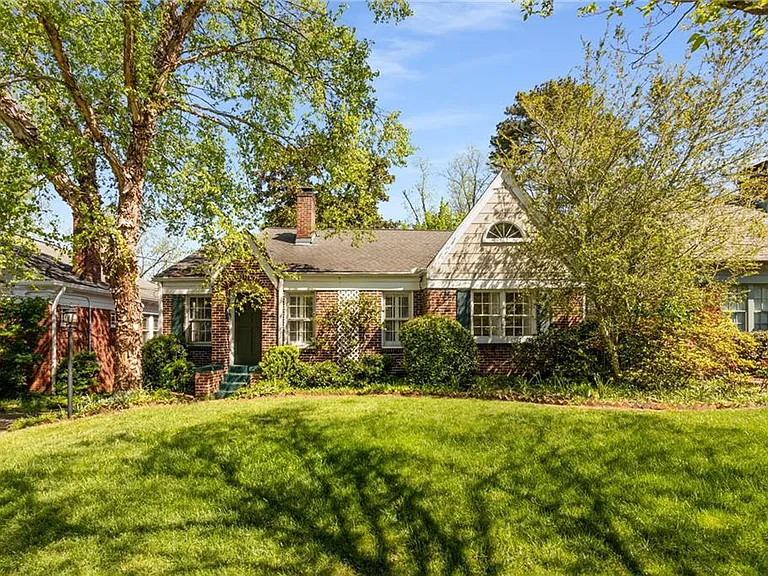 666 Yorkshire Rd NE — Photo 1
