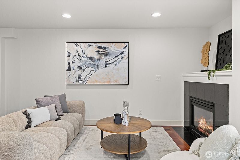 3rd image of 2024 W Bertona Street