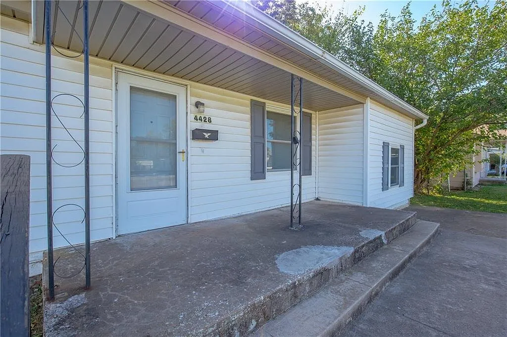 2 bed, 1.0 bath, 1080 sqft, $950 — Photo 4