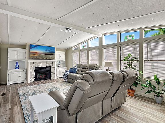 2nd image of 291 Sugarloaf Ln