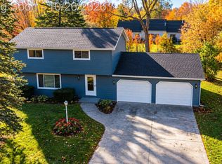5351 Robinwood Dr, North Street, MI 48049