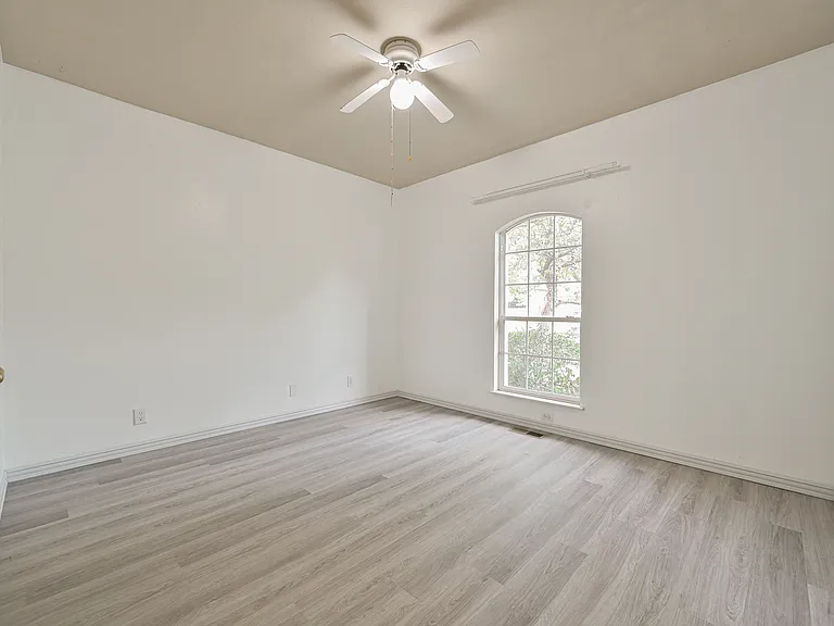 2424 Ashebury Way — Photo 33