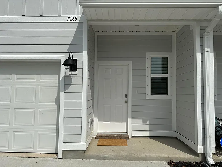 1025 McLaren Cir — Photo 2
