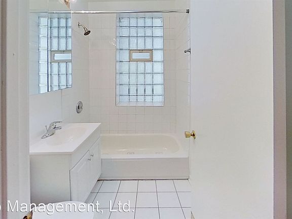 4th image of 900 W Gunnison St APT 204