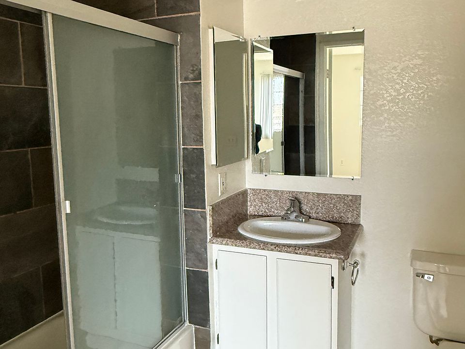1st image of 715 S Oxford Ave #0