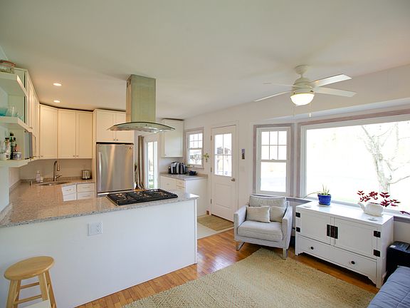3rd image of 21 Lake Dr