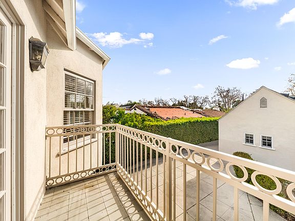 balcony off dining room